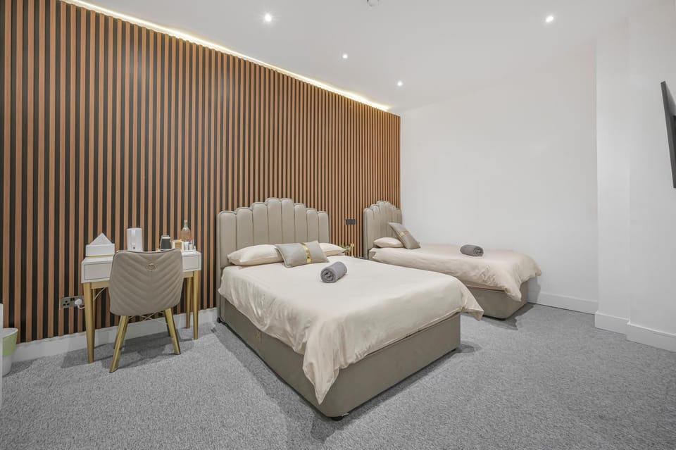 Bed, TV and multimedia, Coffee/tea facilities, Photo of the whole room, Bedroom, Family, flat iron, hair dryier, air conditioner
