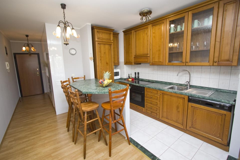 Kitchen or kitchenette, Dining area, dishwasher, minibar, pet friendly, stove