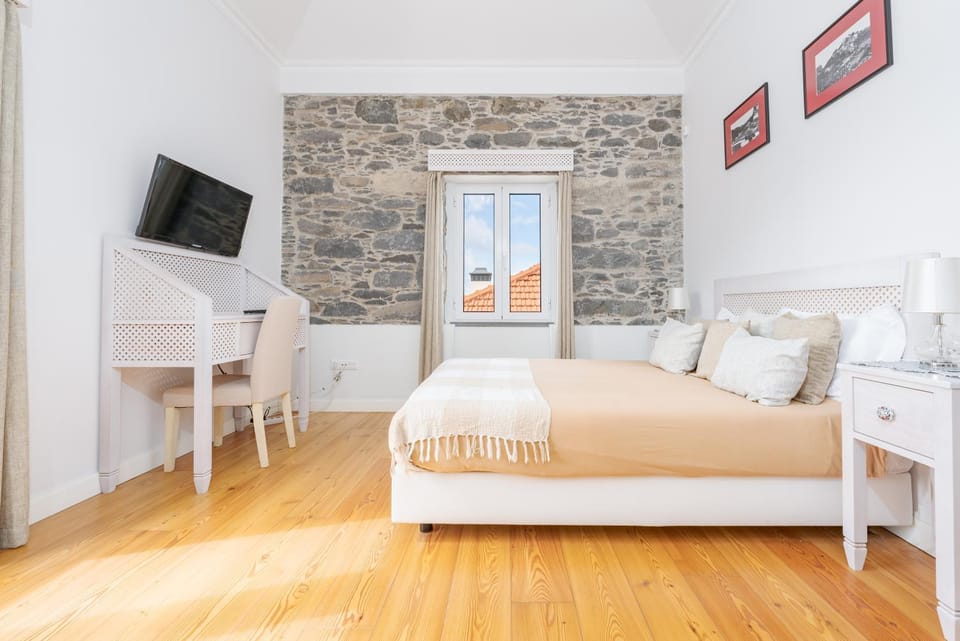 Bed, TV and multimedia, Bedroom