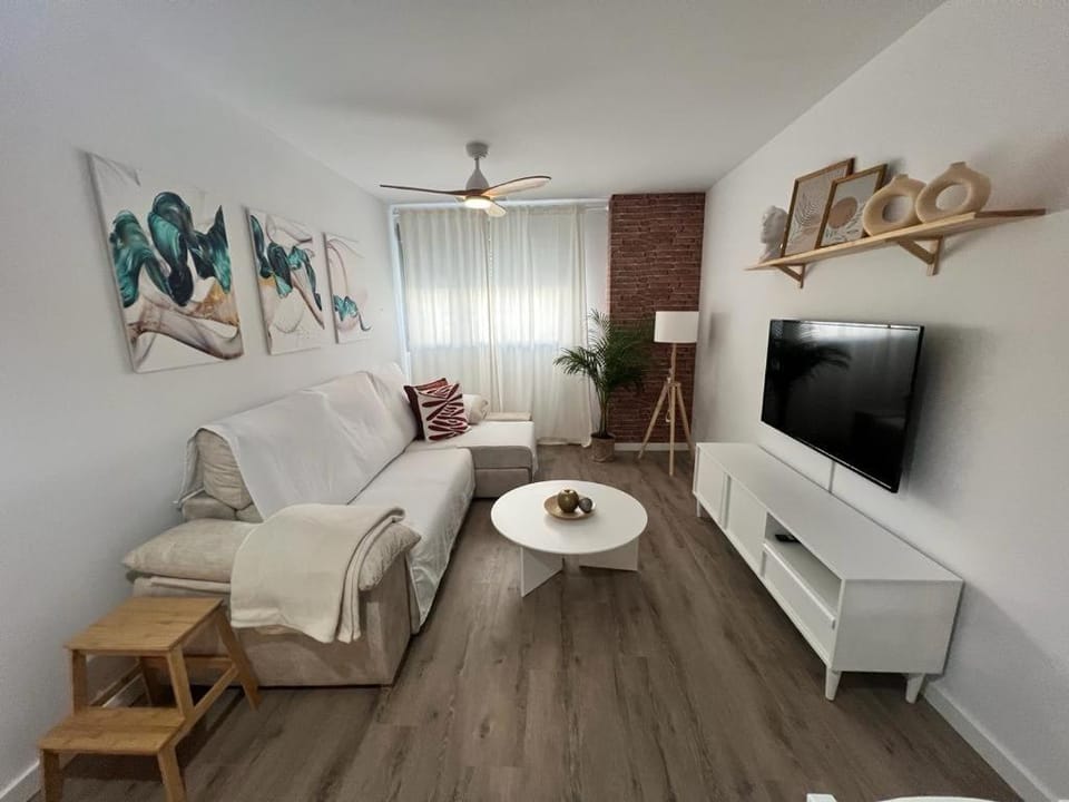 Communal lounge/ TV room, TV and multimedia, Living room, Seating area, fireplace