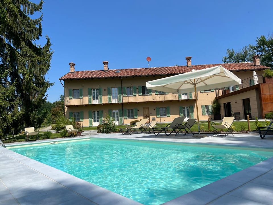Property building, Patio, Day, Pool view, Swimming pool, sunbed