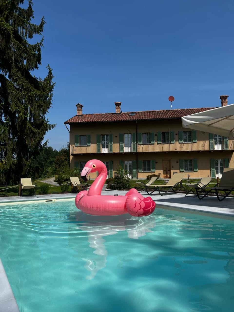 Property building, Day, Pool view, Swimming pool, sunbed