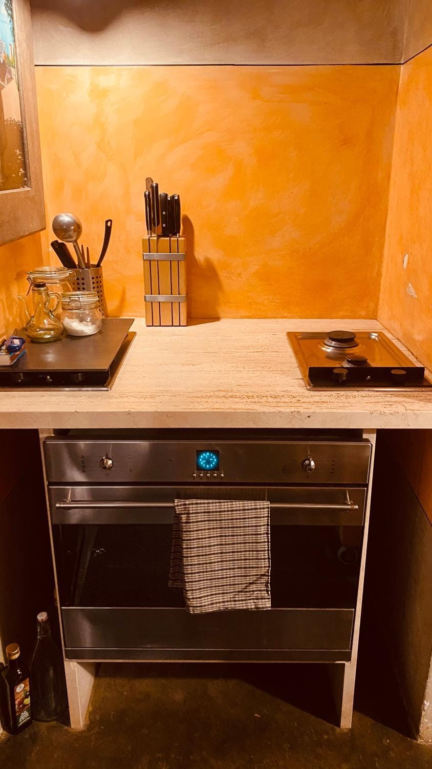 Kitchen or kitchenette, Internal: Not applicable to any particular room