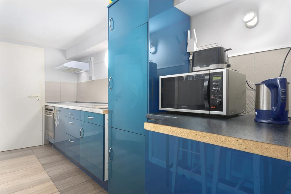Coffee/tea facilities, Kitchen or kitchenette, Decorative detail, Seating area, Dining area, dishwasher, furniture, internet, microwave, oven, soundproof, stove, toaster, kitchen