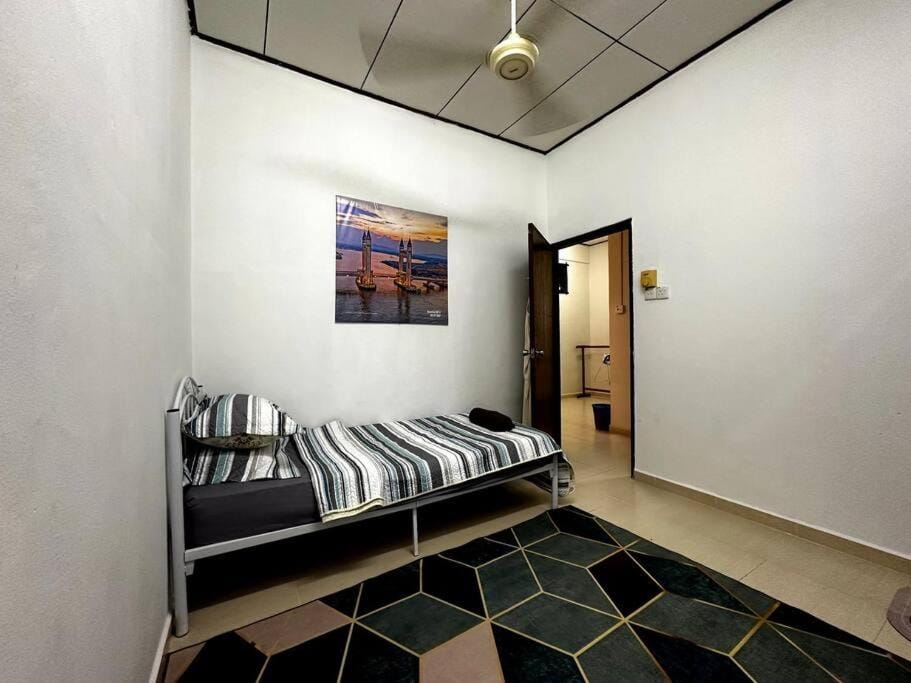 Bed, Photo of the whole room, Bedroom, fireplace