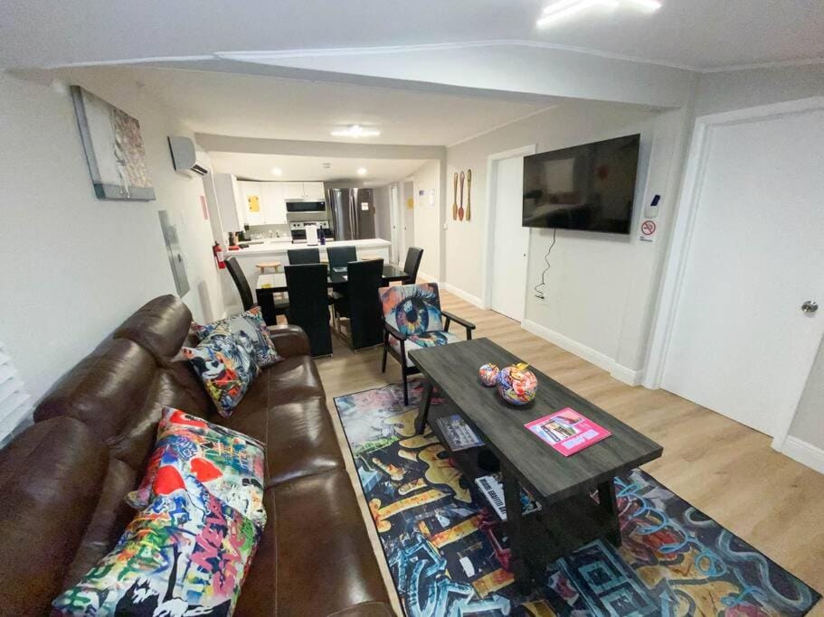 TV and multimedia, Living room, Seating area, Evening entertainment