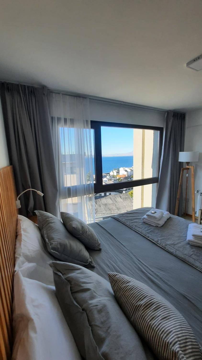 Bedroom, Lake view