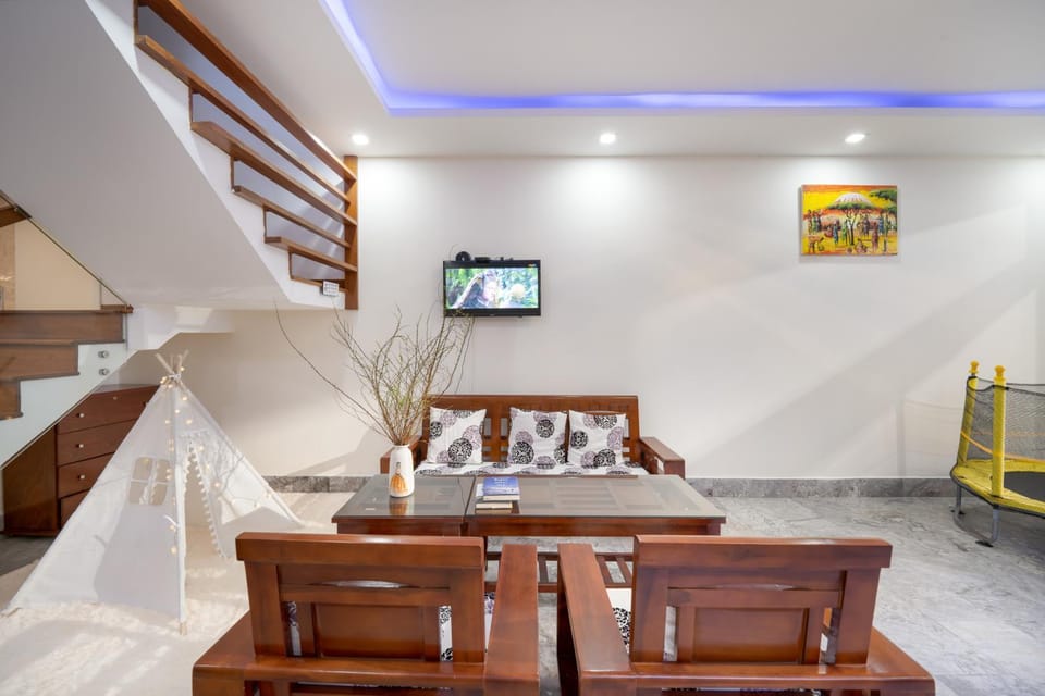Communal lounge/ TV room, TV and multimedia, Living room, Seating area, Evening entertainment