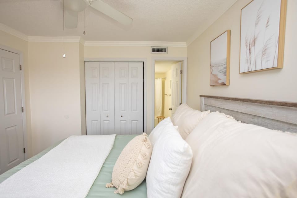 Bed, Photo of the whole room, Bedroom, wardrobe, air conditioner