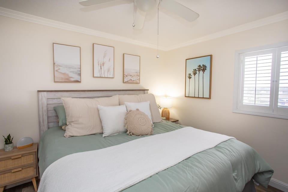 Bed, Photo of the whole room, Bedroom, fireplace