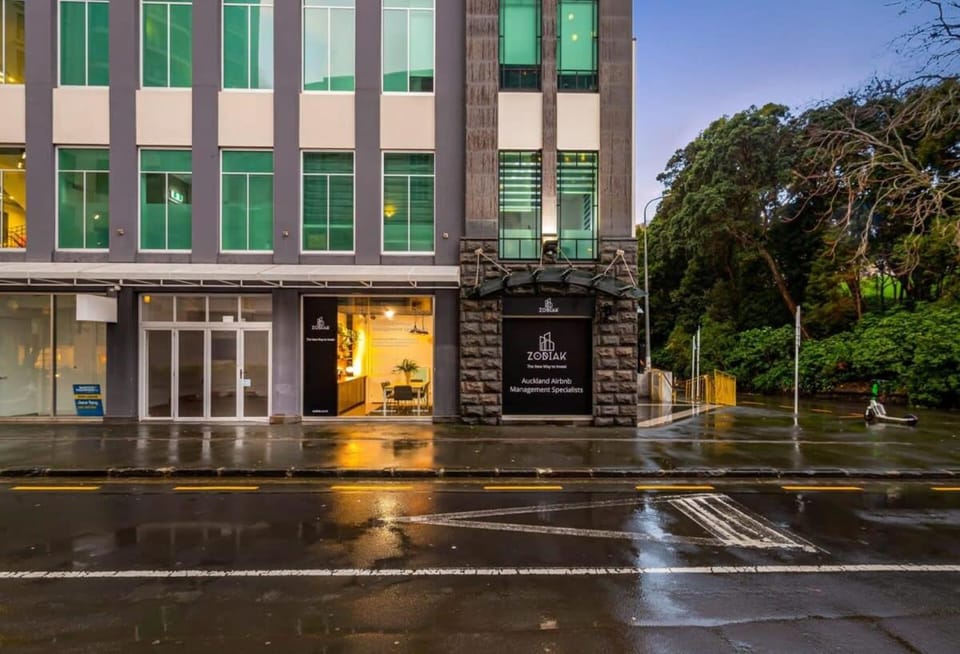 Central stylish studio in CBD by Zodiak Stays Apartment in Auckland