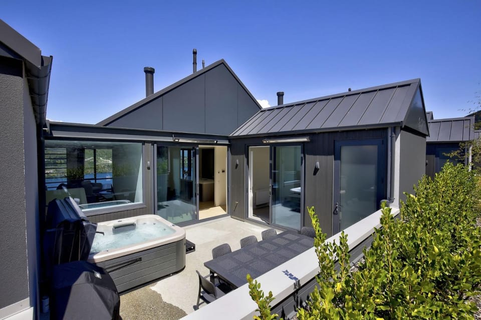 Belle Vue Villa - Stunning Views with Hot Tub Villa in Queenstown
