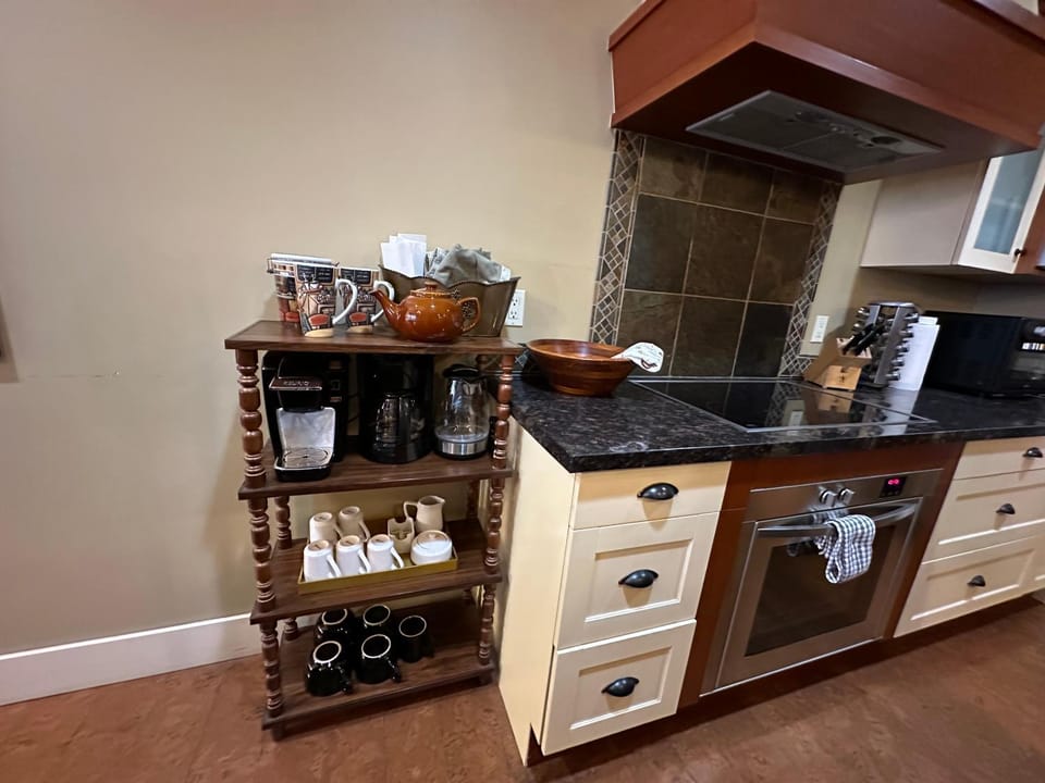 Solara Escape - 2BR Retreat with Pool - Hot Tub - Gym - Spa Apartment hotel in Canmore
