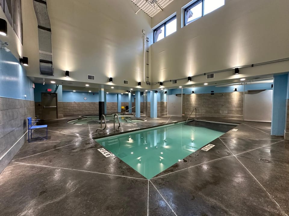Solara Escape - 2BR Retreat with Pool - Hot Tub - Gym - Spa Apartment hotel in Canmore