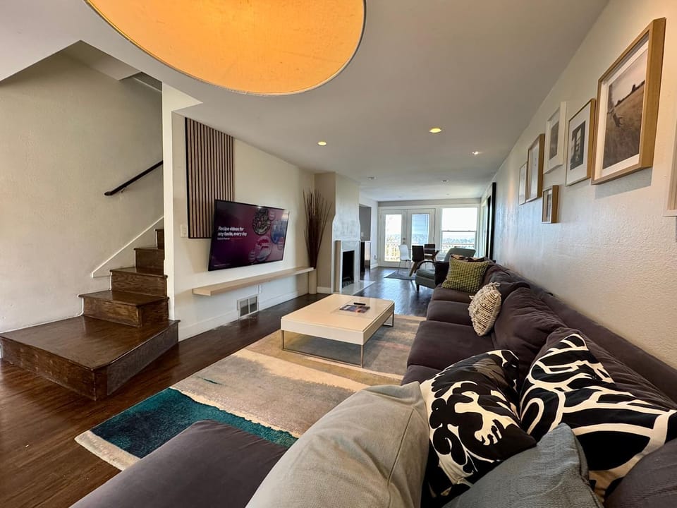 Craftsman with view of Seattle House in Tukwila