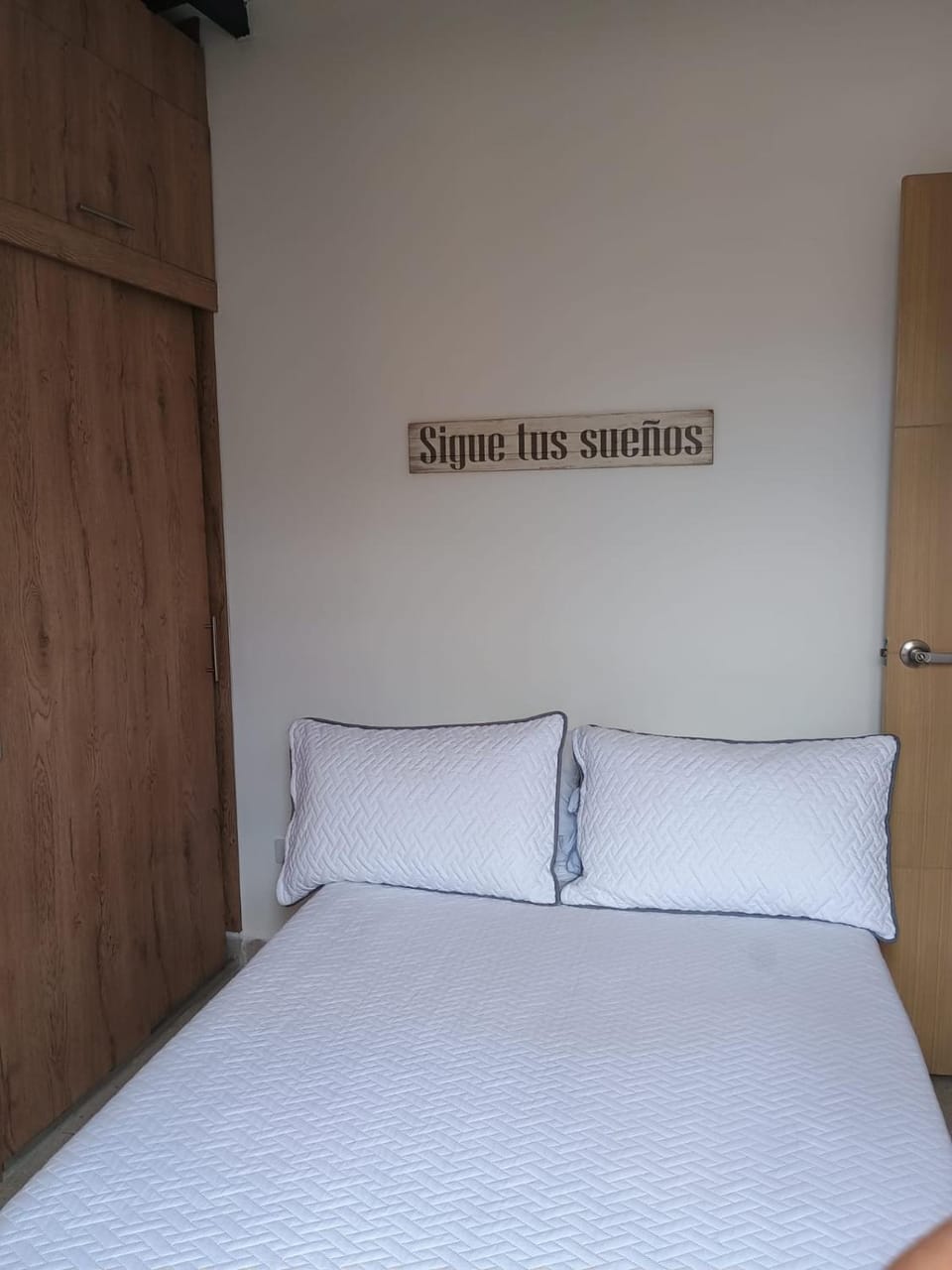 Bedroom, Text overlay