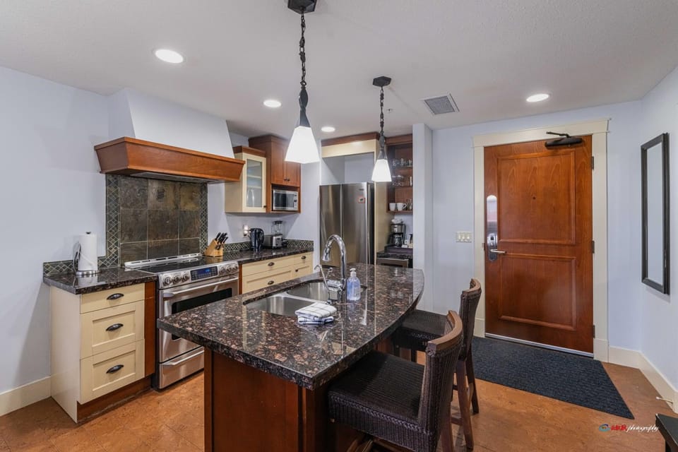 Solara Suite with Indoor Pool / Hot tub / Parking Apartment in Canmore