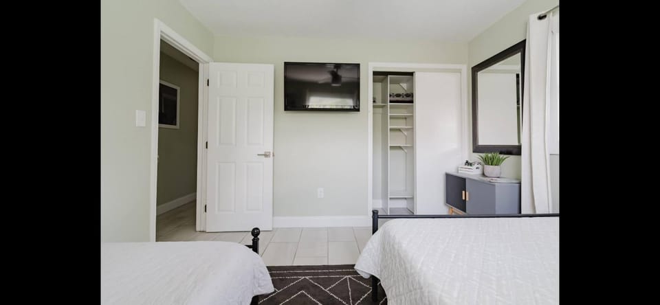 Bed, TV and multimedia, Bedroom