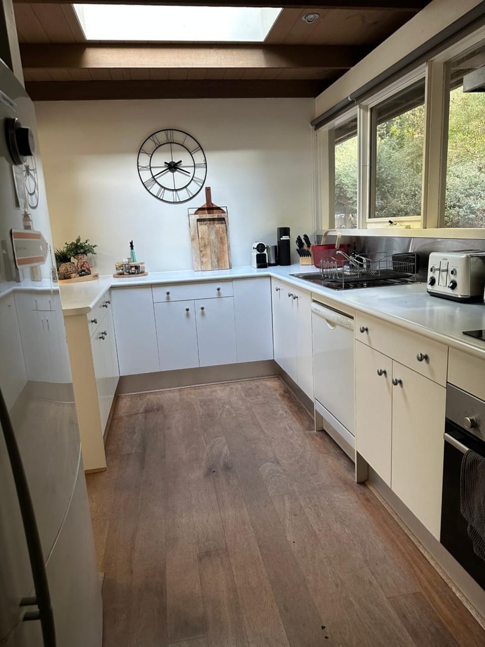 Kitchen or kitchenette, dishwasher