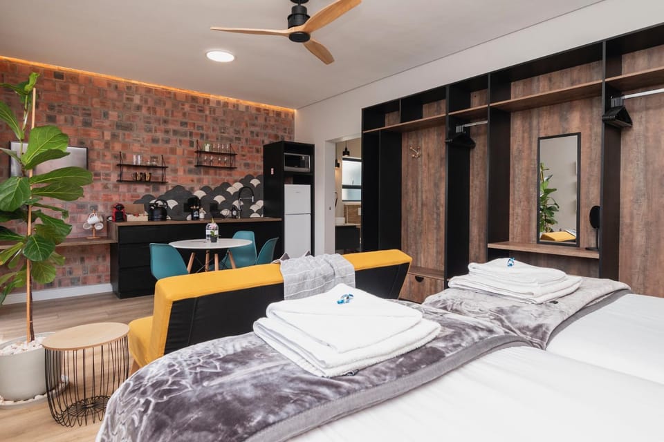 Bed, Kitchen or kitchenette, Photo of the whole room, Bedroom, fireplace, minibar, towels