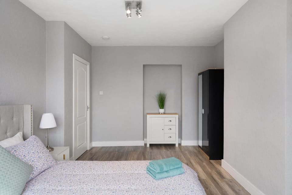 Bed, Photo of the whole room, Bedroom, towels