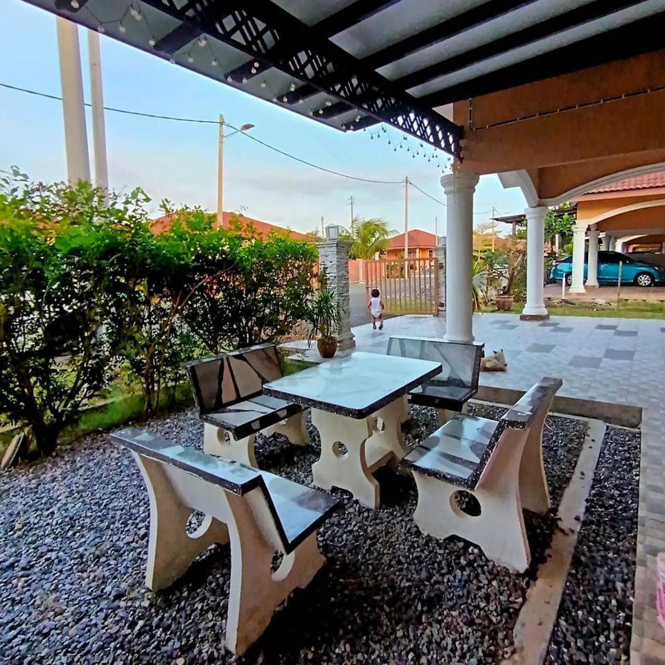 Patio, Day, Seating area