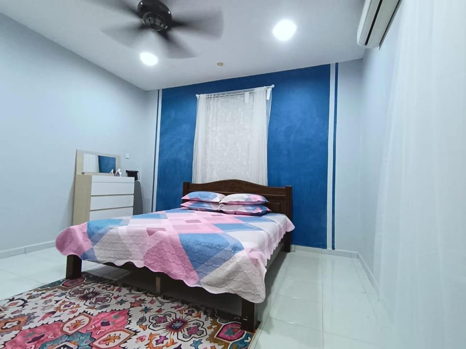 Bed, Photo of the whole room, Bedroom, fireplace