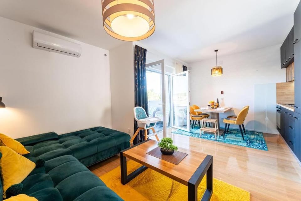 TV and multimedia, Seating area, air conditioner
