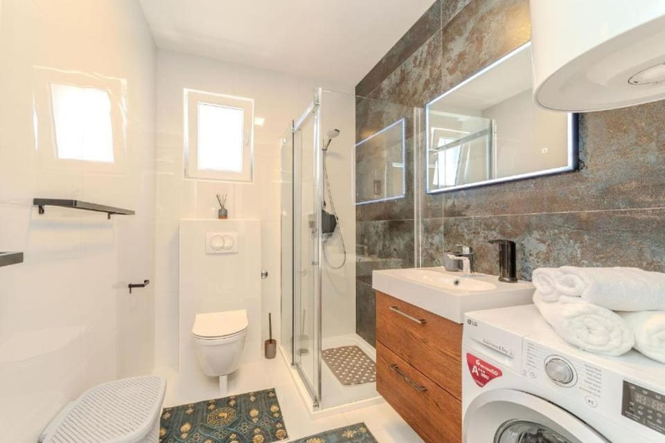 Bathroom, Bath, towels