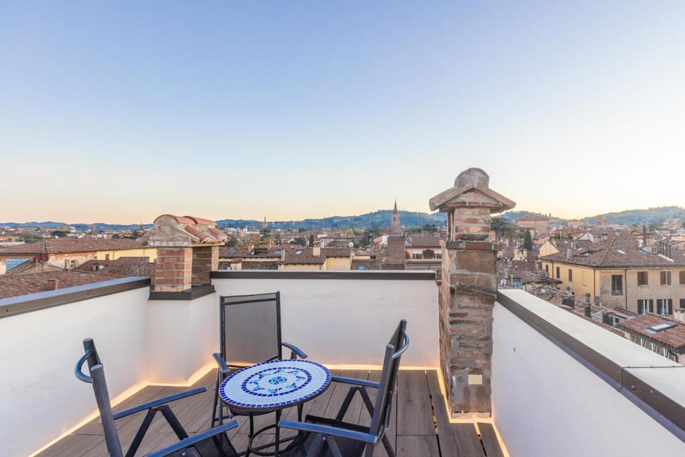 View (from property/room), Balcony/Terrace, City view