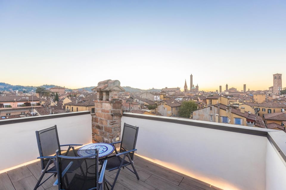View (from property/room), Balcony/Terrace, City view
