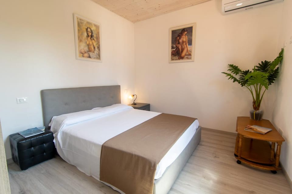 Bed, Photo of the whole room, Bedroom, air conditioner