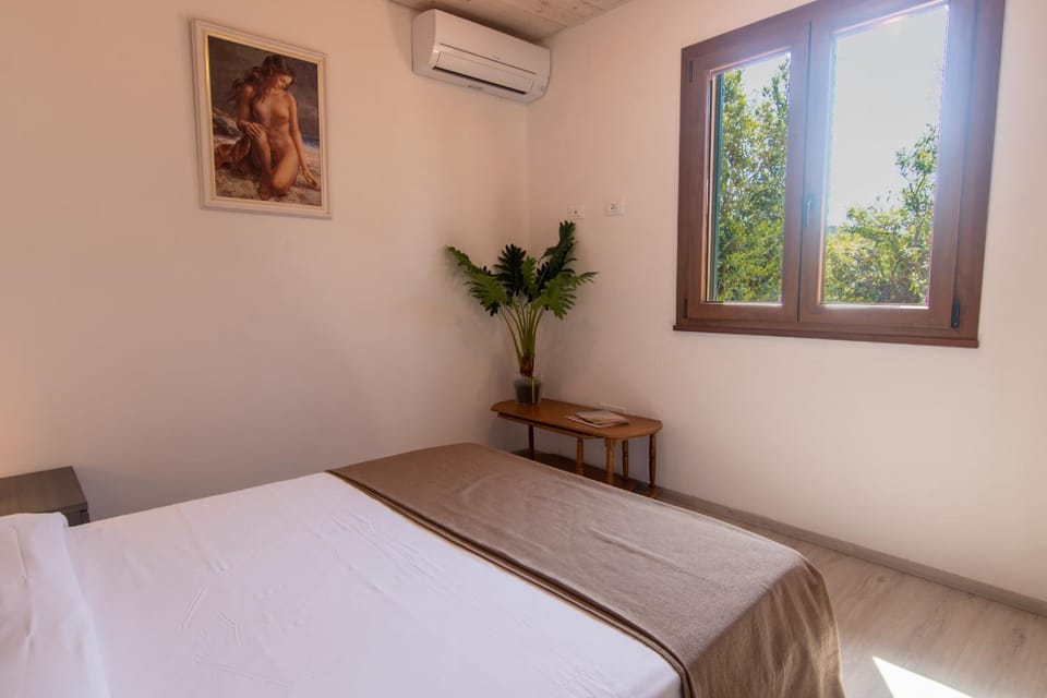 Bed, Photo of the whole room, Bedroom, air conditioner
