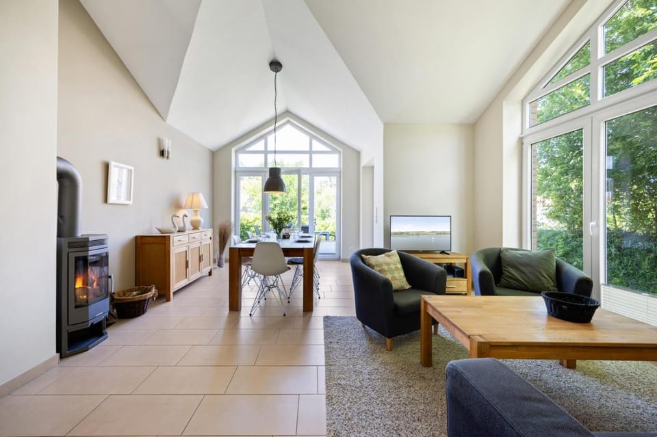 TV and multimedia, Living room, Seating area, Dining area