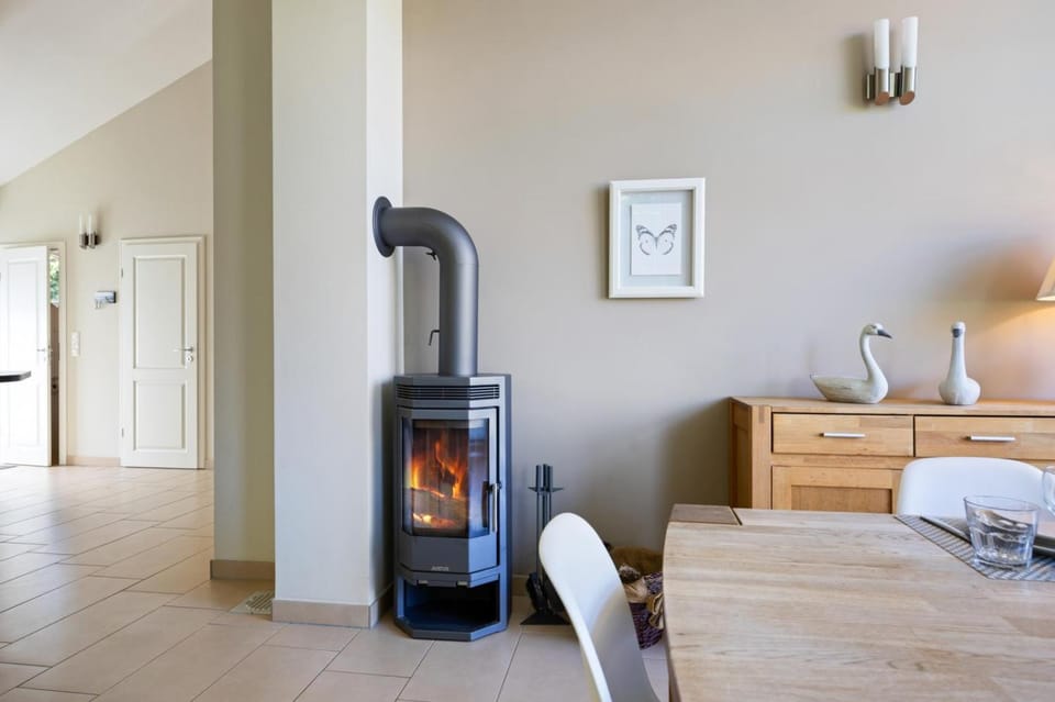 Dining area, fireplace