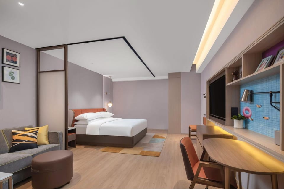 Bed, TV and multimedia, Photo of the whole room, Bedroom