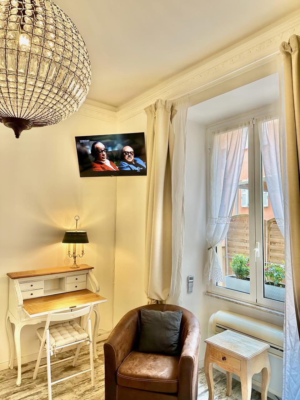 TV and multimedia, Photo of the whole room, Seating area, Bedroom