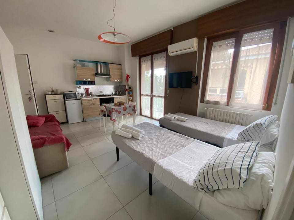 Bed, TV and multimedia, Kitchen or kitchenette, Living room, Photo of the whole room, Seating area, Dining area