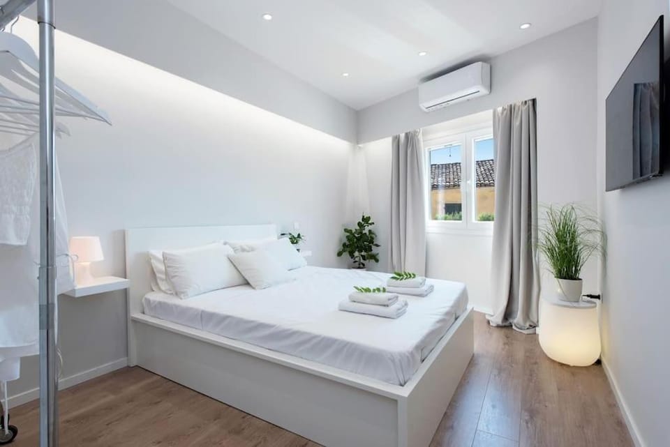 Bed, TV and multimedia, Photo of the whole room, Bedroom, towels