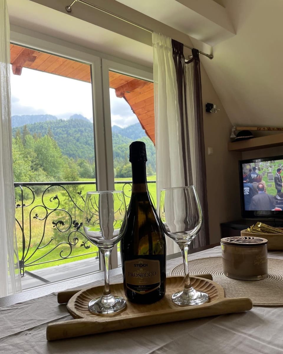 Natural landscape, TV and multimedia, Living room, Seating area, Mountain view