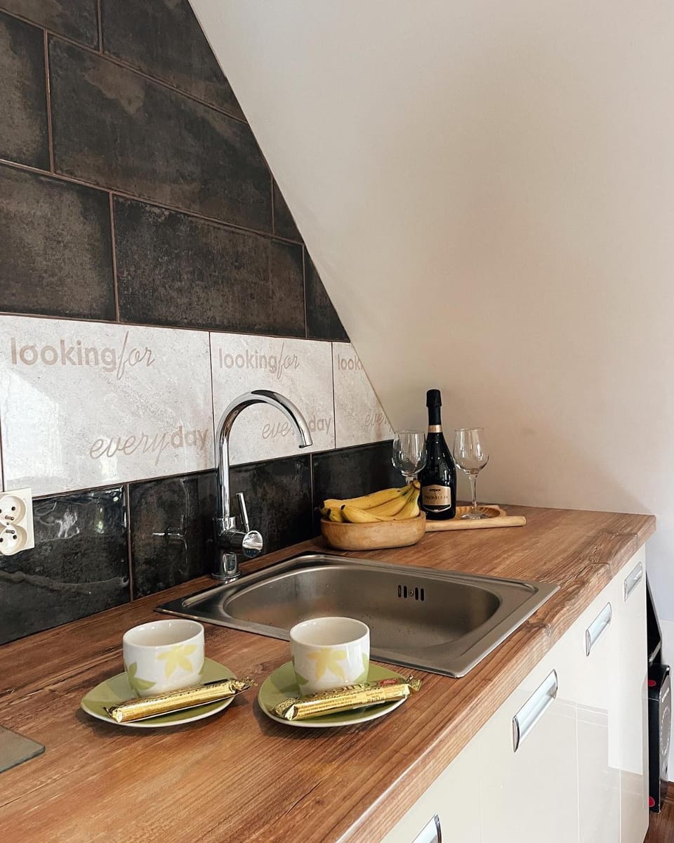 Coffee/tea facilities, Kitchen or kitchenette, stove