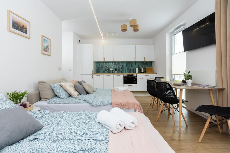 Bed, Kitchen or kitchenette, Living room, Photo of the whole room, Seating area, Bedroom