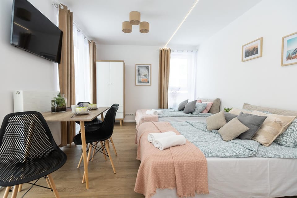 Bed, TV and multimedia, Living room, Photo of the whole room, Seating area, Dining area