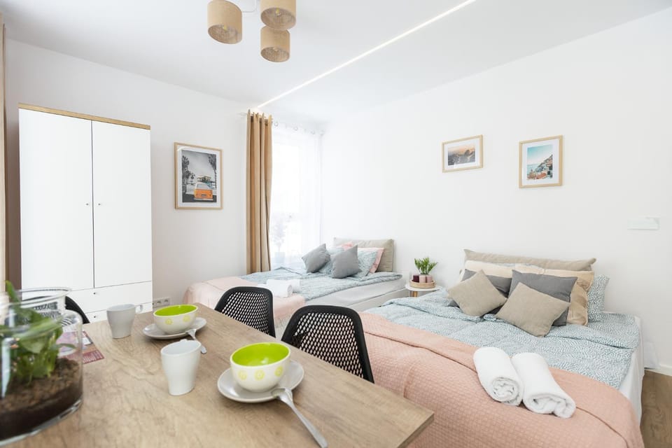 Bed, Living room, Photo of the whole room, Seating area, Bedroom, towels
