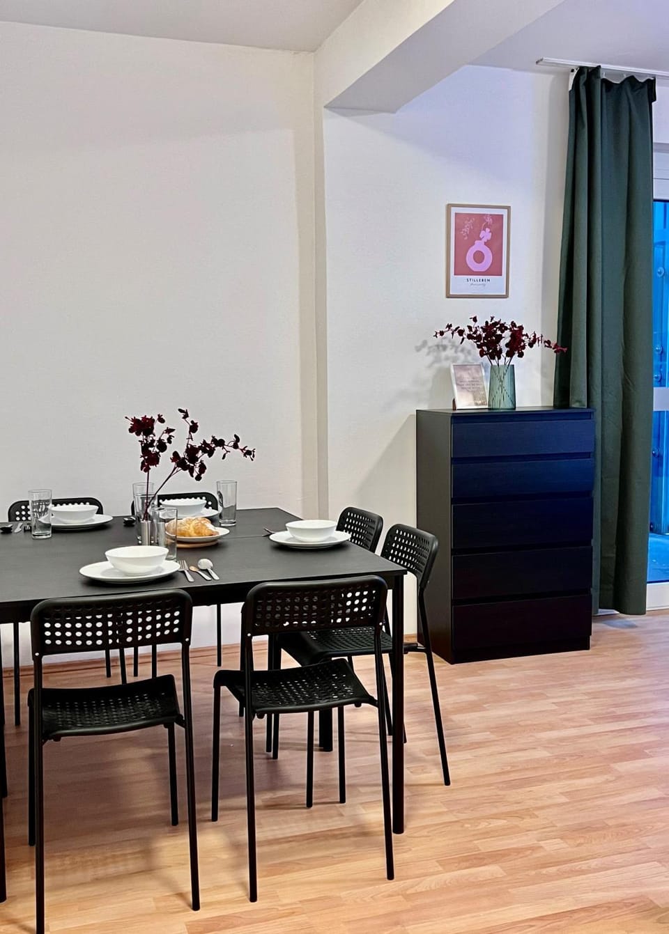 Living room, Seating area, Dining area, Evening entertainment, Food, Entertainment