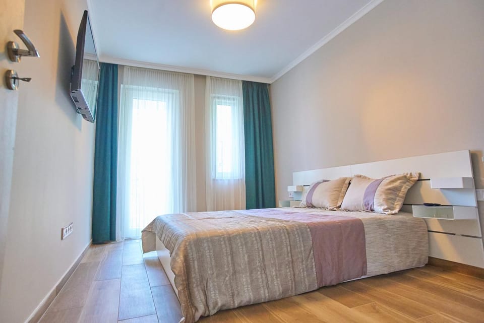 Bed, TV and multimedia, Bedroom