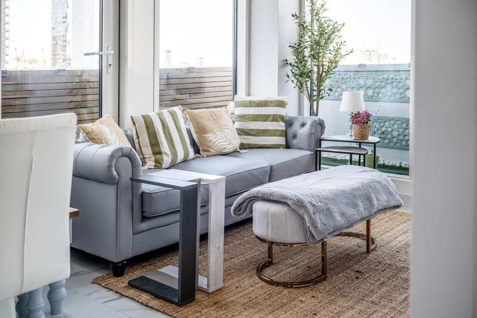 Canary Wharf Retreat with Free Secure Parking Apartment in London