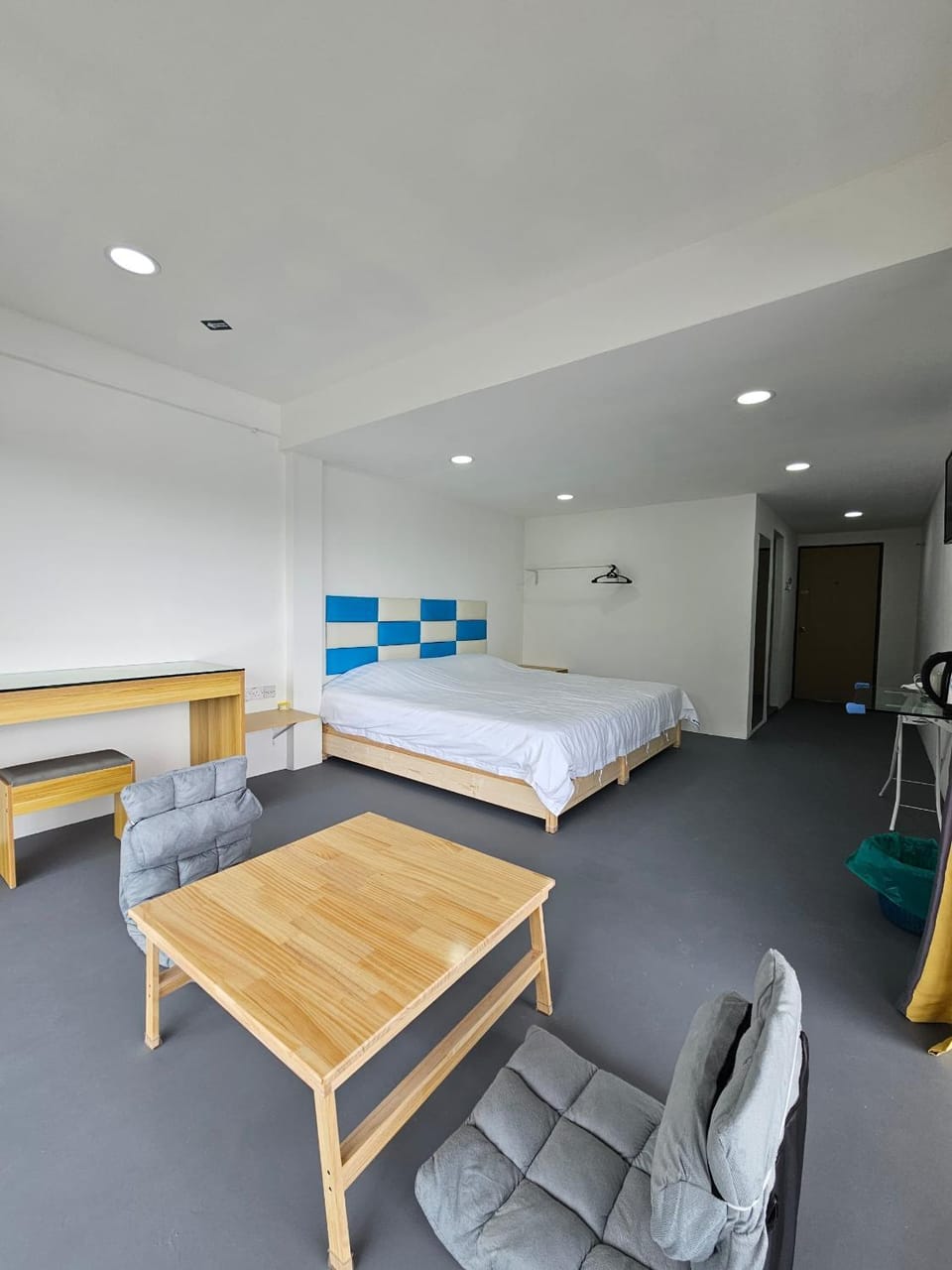Bed, Living room, Photo of the whole room, Seating area, Bedroom