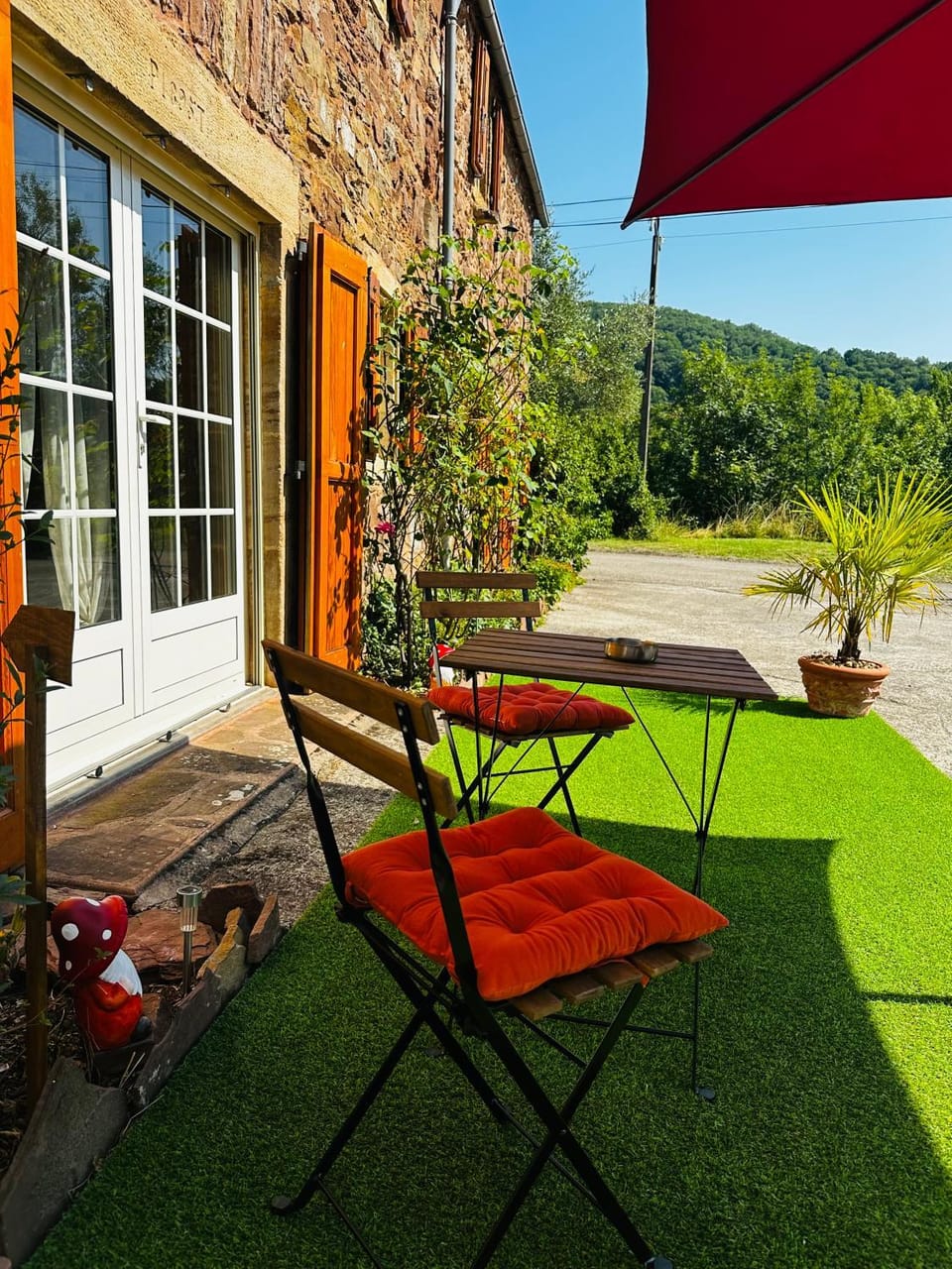Property building, Patio, Facade/entrance, Garden, Balcony/Terrace, Breakfast