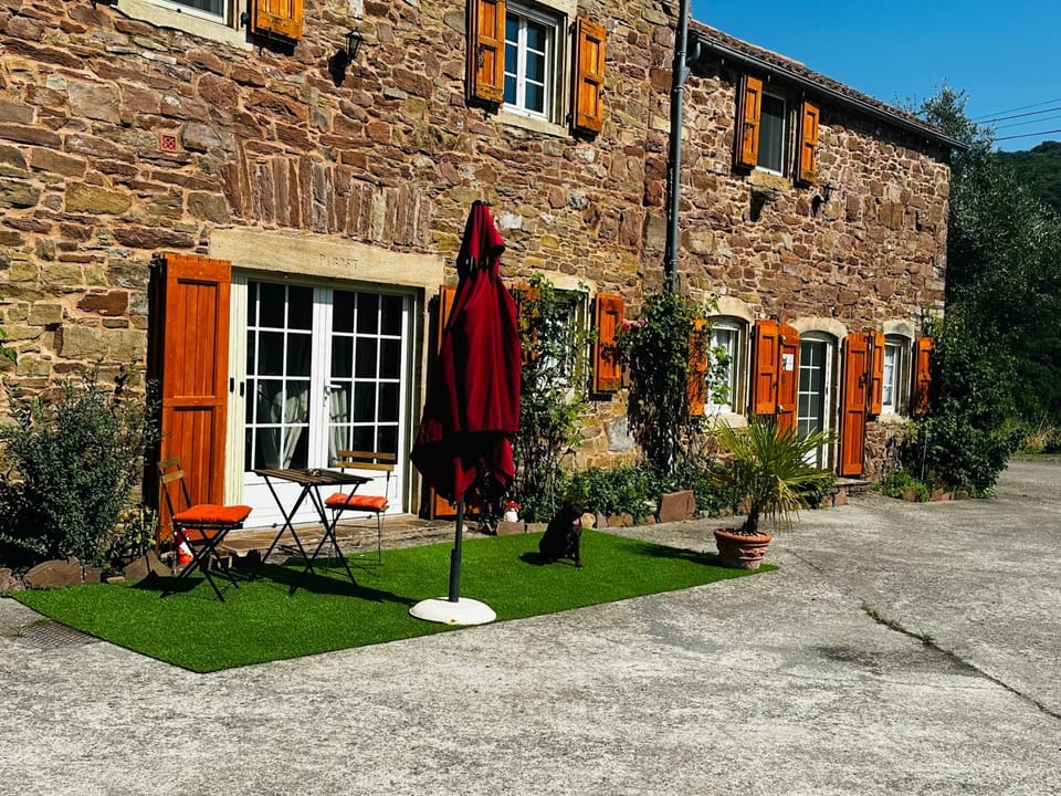 Property building, Patio, Facade/entrance, Garden, Balcony/Terrace, Breakfast